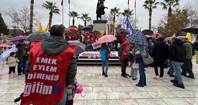 Yağmura Rağmen Kararlılık: Kamu Emekçilerinden 11,54’lük Zamma Protesto