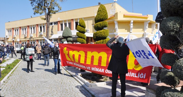 Çevre dernekleri belediye önünde eylem yaptı