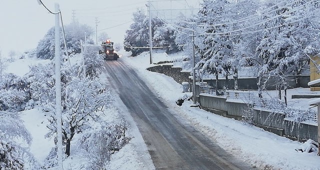 Çukur'da kar yolu trafiğe kapadı