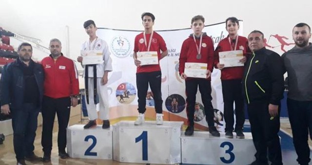  Anadolu Yıldızları Karate Turnuvası’nda Yarı Finale Yükseldik