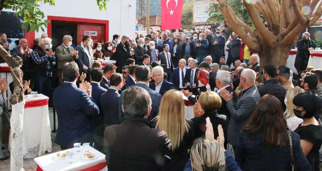 Fethiye’de AKP’den ayrılan 132 kişi CHP’ye katıldı