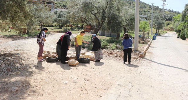 Öfkeli mahalleli yolu trafiğe kapattı