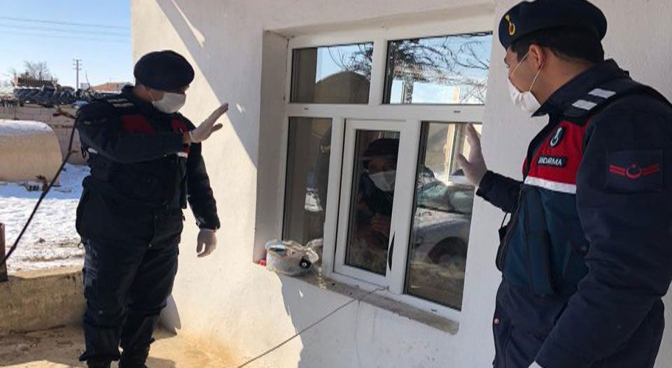 Aksaray'da Karantinadaki Ailenin Yardım Talebine Jandarma Yetişti