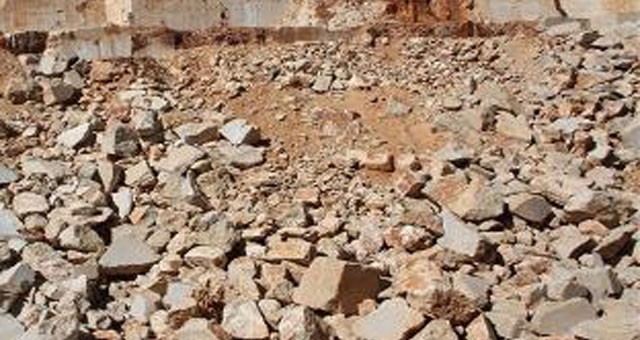 Aydın Karacasu'da moloz mermer yığınlarının satışı yapılacak