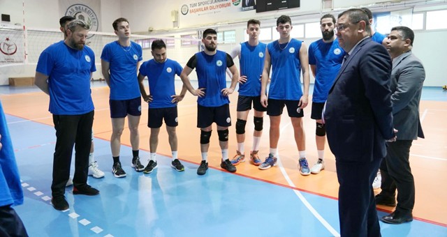 Başkan Tokat'tan voleybol takımına moral ziyareti