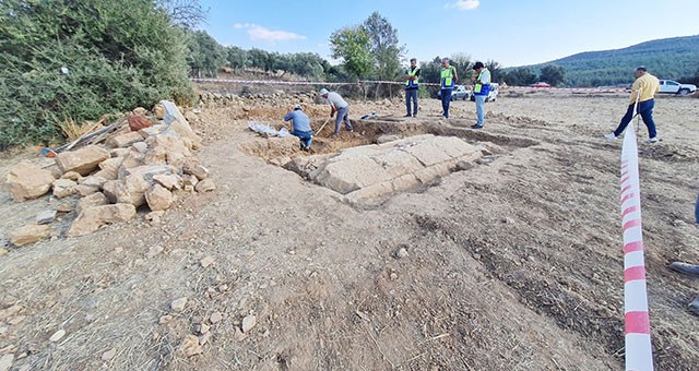 Tarlada 2 bin 400 yıllık olduğu tahmin edilen oda mezar bulundu  