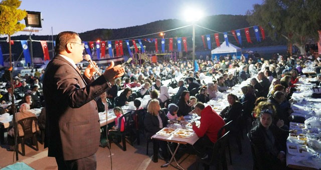 Belediyenin iftar programı Boğaziçi’nde devam  etti