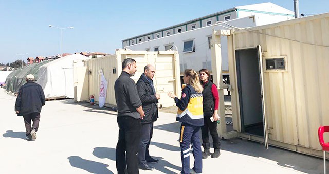 CHP’li Burak Erbay, Sağlık hizmeti almaya giden depremzedeler sağlıksız binalarla karşılaştı