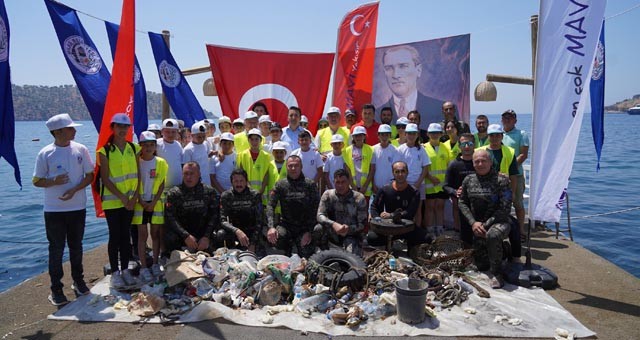 Denizden 180 kilogram çöp çıktı