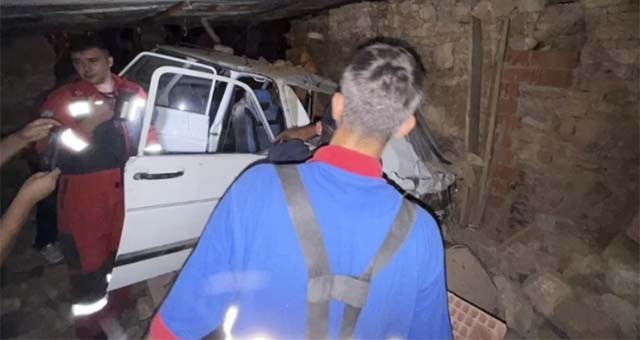 Otomobil Ahıra Daldı: 1 Ölü, 3 Yaralı