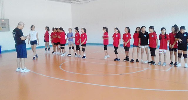 Milas Belediyespor bayan voleybol takımı çalışmalarına akşamları devam ediyor