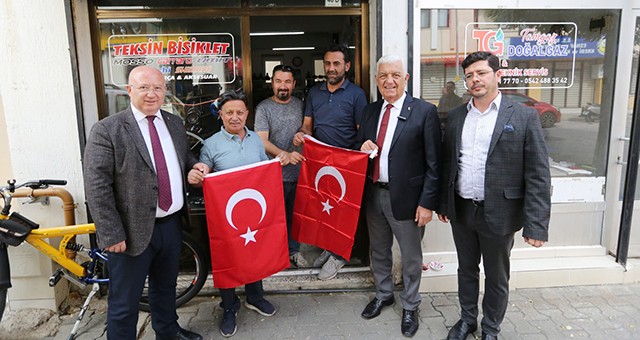 Büyükşehir 100. Yılda 20 Bin Bayrak Dağıttı