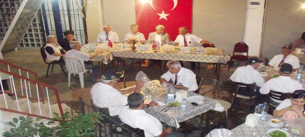 Gazi, Gazi arkadaşlarına iftar yemeği verdi