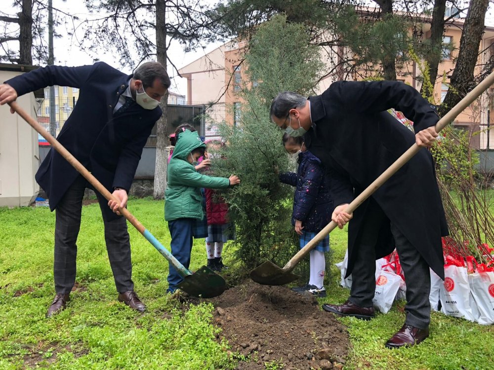 Gürsulu Miniklere Fidanla Işık Yaktı