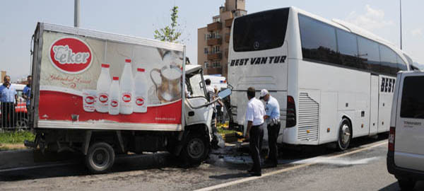 Kamyonet otobüse arkadan çarptı: 3 yaralı!