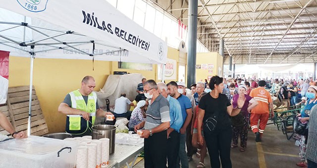 Milas Belediyesi’nden aşure dağıtımı