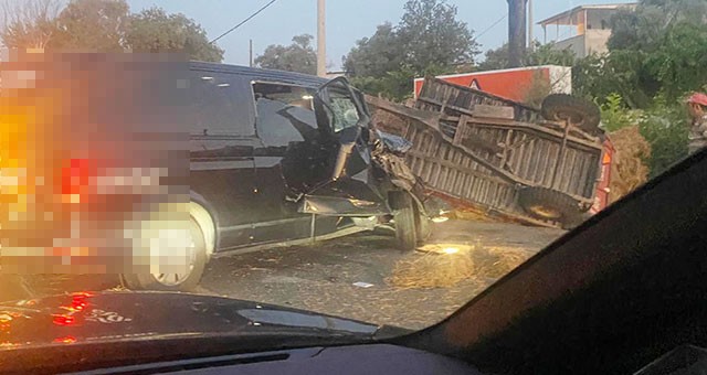 Traktörle minibüs çarpıştı