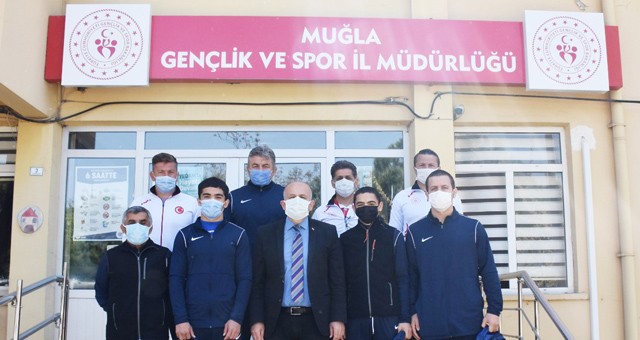 Güreş Milli Takım kadrosuna seçilen sporcular ve antrenörlerinden İlman’a ziyaret