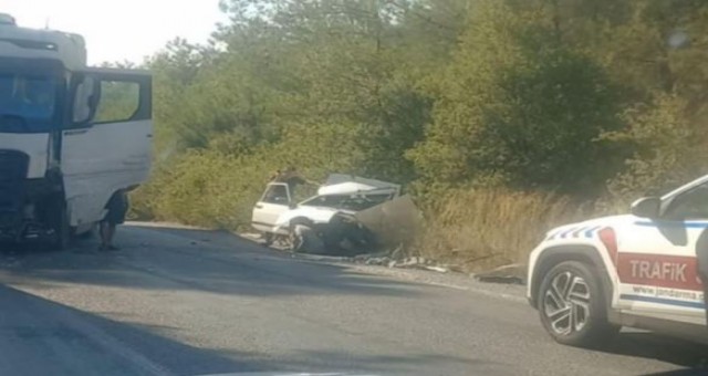 TIR ile Çarpışan Otomobil Hurdaya Döndü, 2 Yaralı