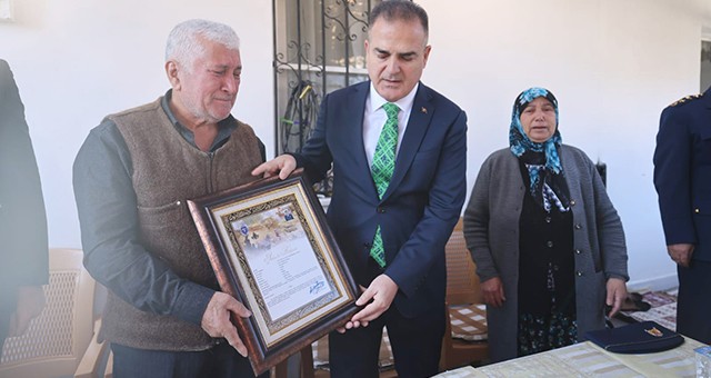 Milaslı Şehidin Şehitlik Beratı Gözyaşlarıyla Takdim Edildi