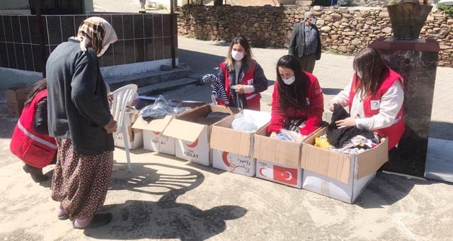 Kızılay ihtiyaç sahiplerine yardım ulaştırırken, Ramazan için bağış toplamaya başladı