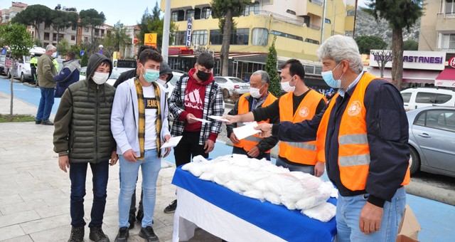 Milas Kaymakamlığı Vefa Sosyal Destek Grubu tarafından ücretsiz maske dağıtımı gerçekleştirdi