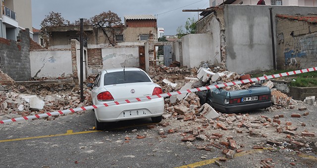 İki araç çöken duvarın altında kaldı…