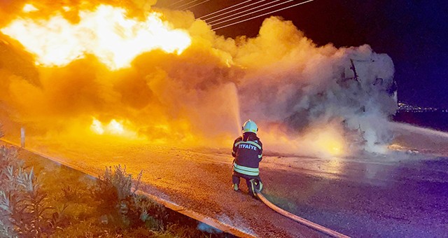 Yolcu otobüsü küle döndü, yolcular son anda kurtuldu  