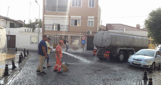 Dünkü haberimizden sonra  çöp konteynerlerinin bulunduğu yer ve çevresi yıkandı