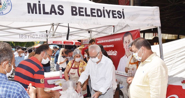 Başkan Tokat ve beraberindeki heyet aşure dağıtımı gerçekleştirdi