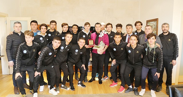Liseli futbolculardan Başkan Kocadon'a ziyaret 