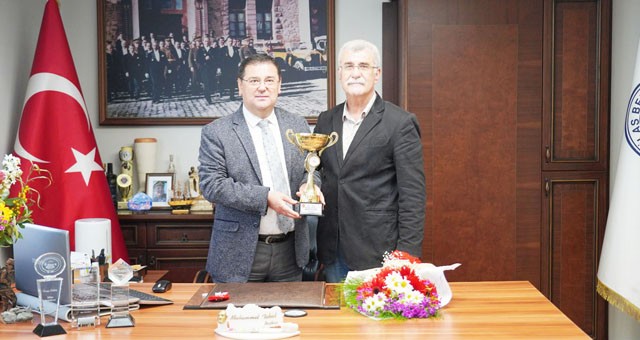 Şampiyonluk Kupasını Başkan Tokat’a takdim ettiler…