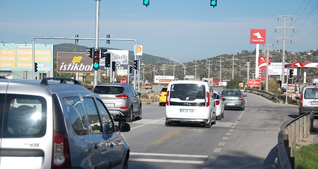 BOĞAZİÇİ KAVŞAĞINA TRAFİK IŞIKLARI KONDU.  Yıl sonuna kadar kurulacak denilmişti, önceki gün devreye girdi…