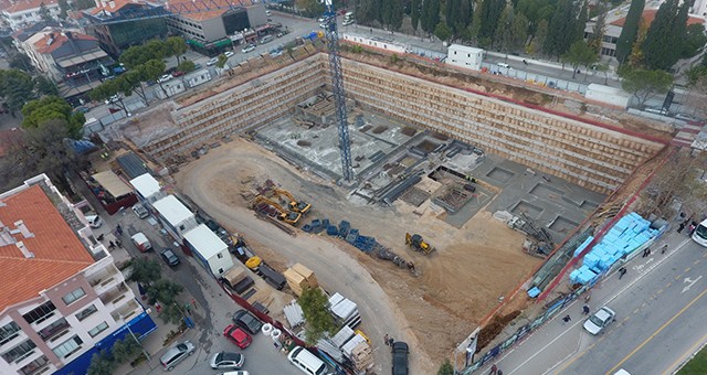 Başkan Gürün Kent Meydanı Çalışmalarını Yerinde İnceledi