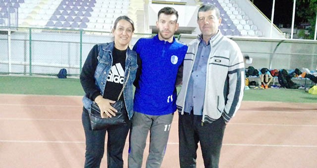 Oğullarının her maçına giderek tribünden destek veriyorlar