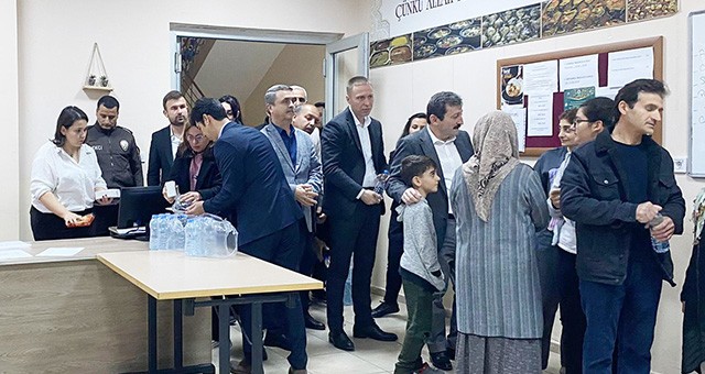 Vali Orhan Tavlı Milas’ta depremzedelerle iftar yaptı