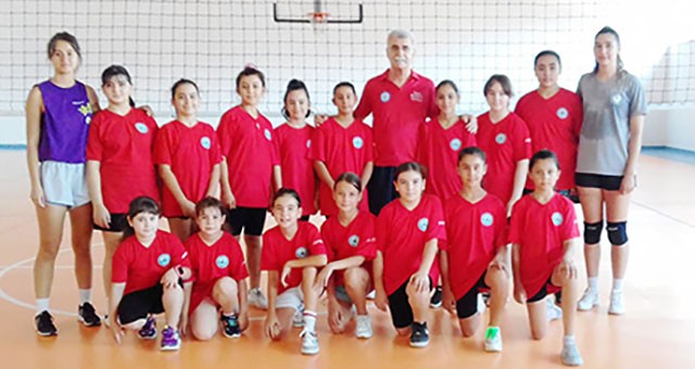 Milas Belediyespor minik kız voleybol takımını üç hoca çalıştırıyor
