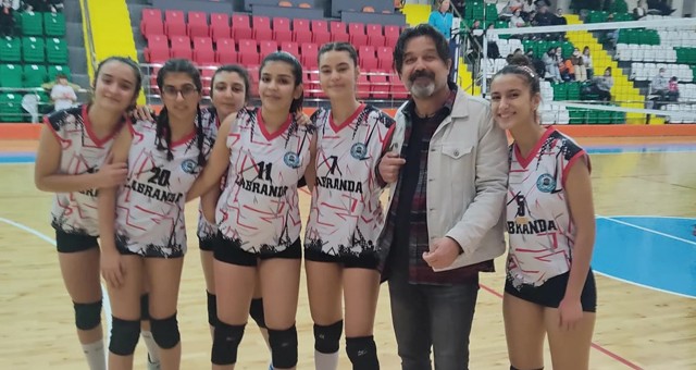 Milas Belediyespor Yıldız Kız Voleybol takımı grup birinciliğini garantiledi