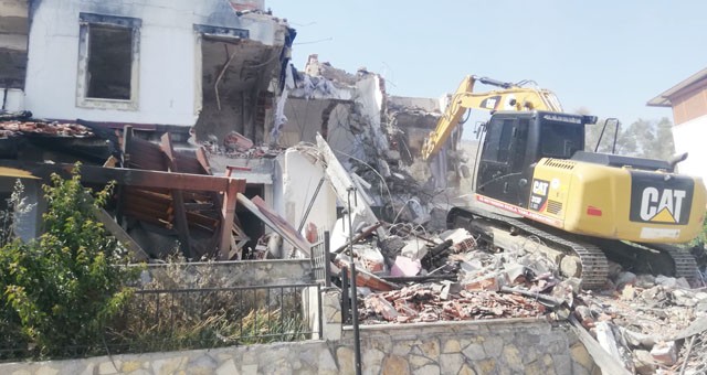 Afet nedeniyle hasar gören yapılar yıkılıyor…