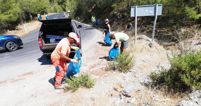 Çalışanlar ve gönüllüler çevre temizliği gerçekleştirdi