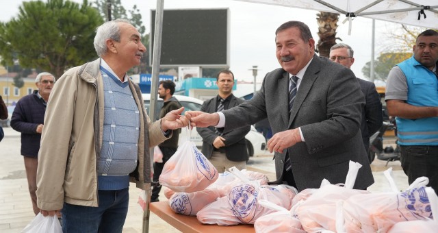 MİLAS BELEDİYESİ HEM ÜRETİCİYE HEM DE TÜKETİCİYE DESTEK OLDU : HALKA PORTAKAL DAĞITTI..