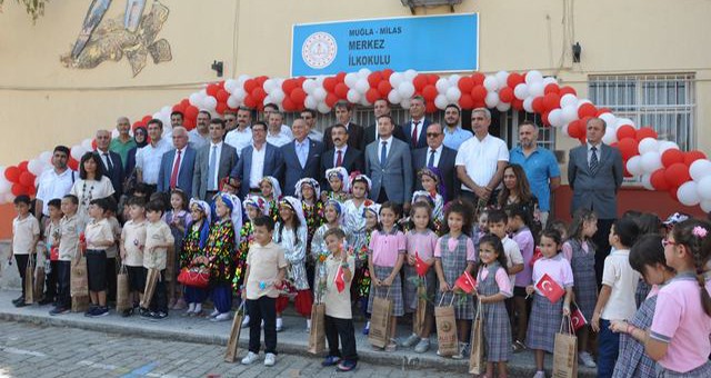 İlköğretim Haftası etkinlikleri başladı... Atatürk anıtına çelenk konuldu, Merkez İlköğretim okulunda kutlama yapıldı