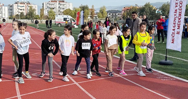 Yarış Pistinde Çocuklar, Tribünlerde Aileler Heyecanı Paylaştı