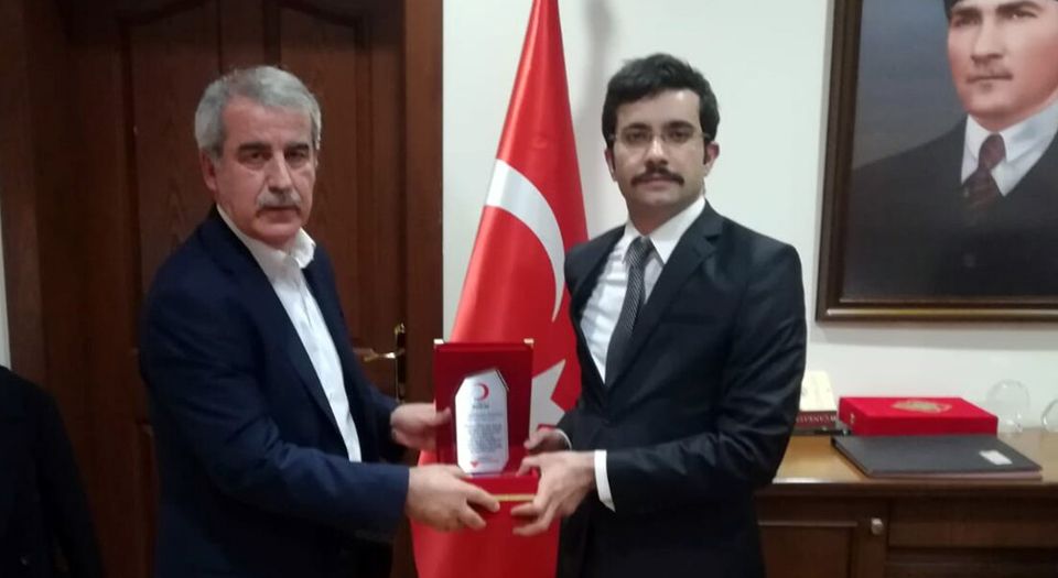 Malatya Doğanşehir Kaymakamı'na Kızılaydan Plaket