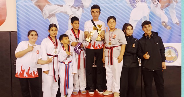 Taekwondocu minikler madalyalar kazandı