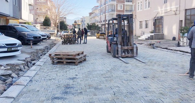 Parke kaplama çalışmaları devam ediyor