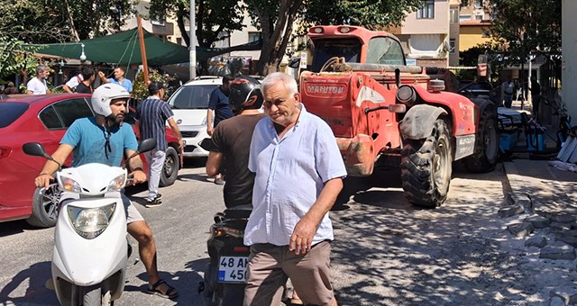 İş Makinesi 7 Araca Çarptı, Şans Eseri Yaralanan Olmadı