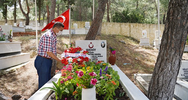 Başkan Tokat, şehit mezarlarını ziyaret etti