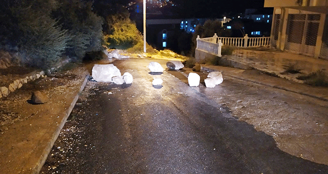 Yuvarlanan kayalar yolu trafiğe kapattı