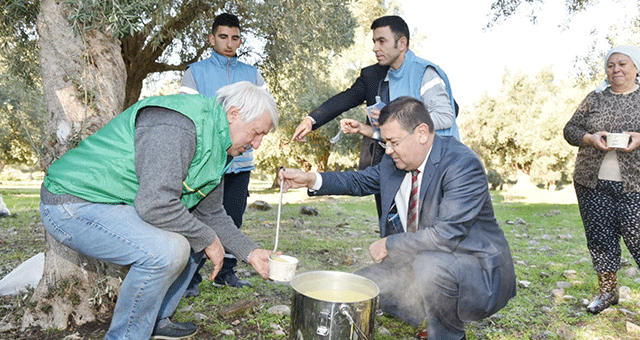 Dağdaki zeytinciye sıcak çorba